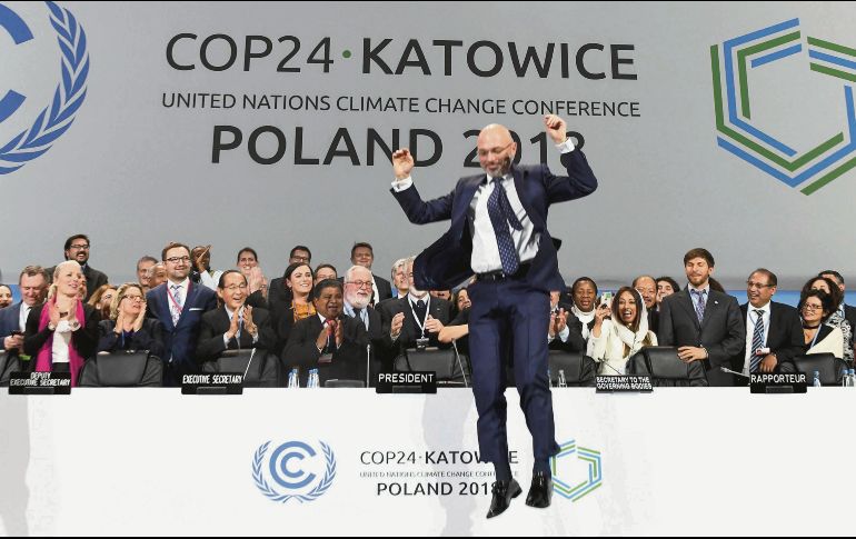 El presidente de la COP24, Michal Kurtyka, festeja el acuerdo alcanzado sobre el clima. AFP