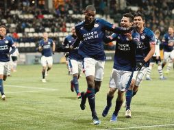Hirving Lozano y Érick Gutiérrez (derecha) felicitan a su compañero Denzel Dumfries. @PSV