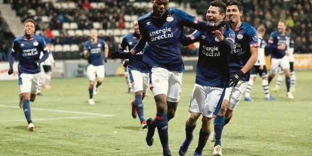 El PSV golea y se afianza en el liderato