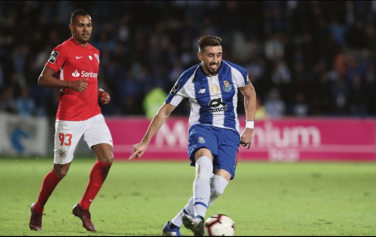 El capitán del Porto, Héctor Herrera, jugó todo el partido ante Santa Clara. EFE