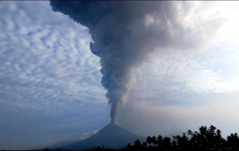 Soputan, de mil 784 metros de altura, es uno de los más de 120 volcanes en actividad. EFE /