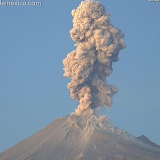 Reportan explosión del Popocatépetl de dos mil 500 metros de altura