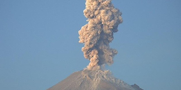Reportan explosi&oacute;n del Popocat&eacute;petl de dos mil 500 metros de altura