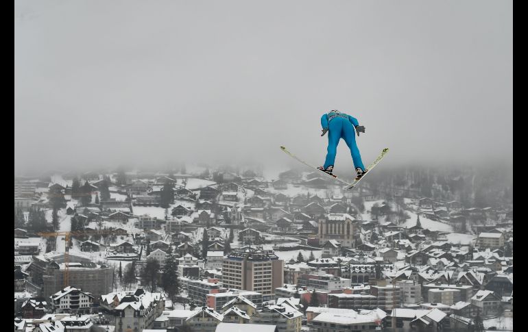 El francés Jonathan Learoyd compite en el Mundial de salto con esquí disputado en Engelberg, Suiza. AP/A. Calanni