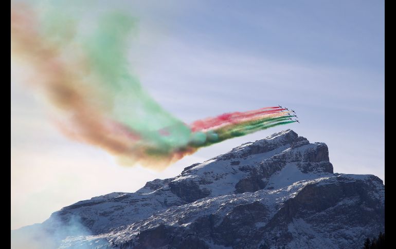 Un equipo acrobático de la Fuerza Aérea italiana se presenta en el marco de la Copa Mundial de eslálon gigante en Alta Badia, Italia. AP/M Trovati