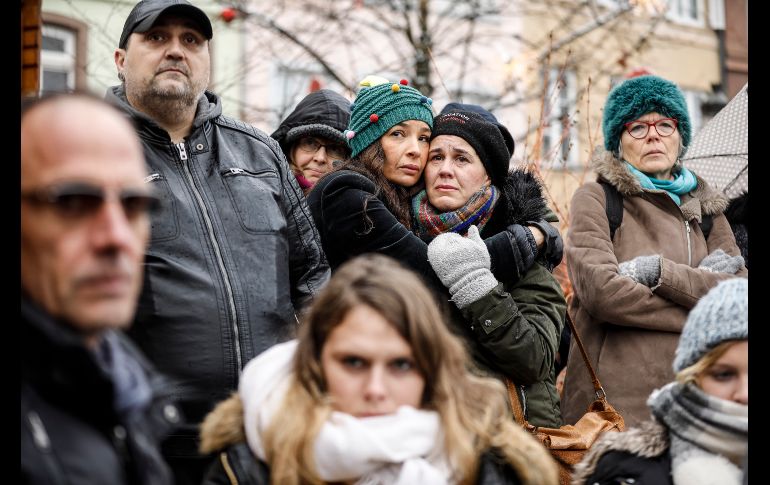 Habitantes se congregan en una plaza de Estrasburgo, Francia, para rendir homenaje a las víctimas del atentado de la semana pasada, cuando un hombre armado provocó la muerte de cuatro personas. AP/J. Badias