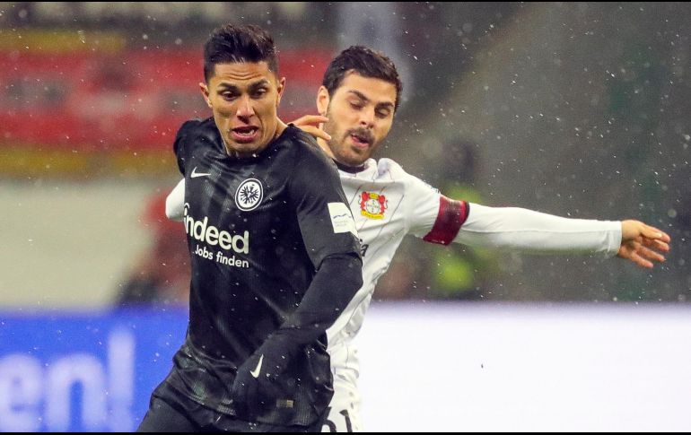 Luego de sufrir una lesión que lo dejó fuera de acción casi tres meses, Salcedo volvió a jugar con el Eintracht la semana pasada. EFE/A. Babani