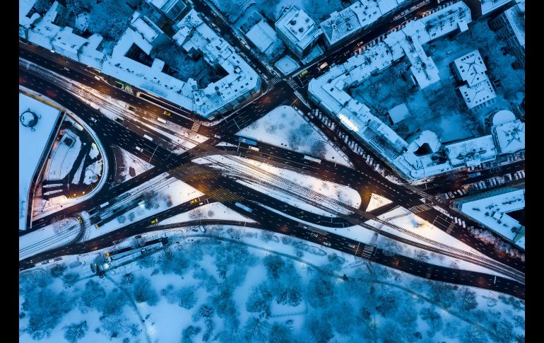 Vista aérea de las líneas de la calle entre las casas cubiertas de nieve en Budapest, Hungría. EFE/B. Mohai