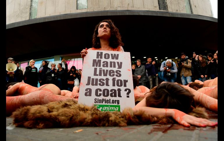 Activistas de AnimaNaturalis protestan desnudos en Barcelona, España, en contra la industria de pieles de animales. AFP/L. Gene