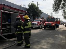 Bomberos de diferentes corporaciones controlaron el incendio den menos de media hora. ESPECIAL / Bomberos de Guadalajara