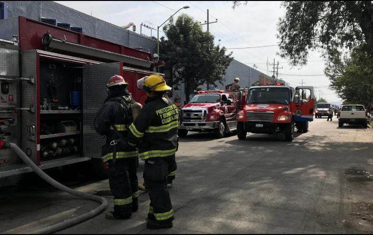 Bomberos de diferentes corporaciones controlaron el incendio den menos de media hora. ESPECIAL / Bomberos de Guadalajara