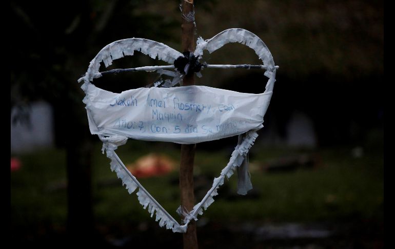 Un corazón blanco en memoria de Jakelin se colocó en San Antonio Secortez, una aldea remota del municipio indígena de Raxruhá, a unos 145 km al norte de Ciudad de Guatemala.