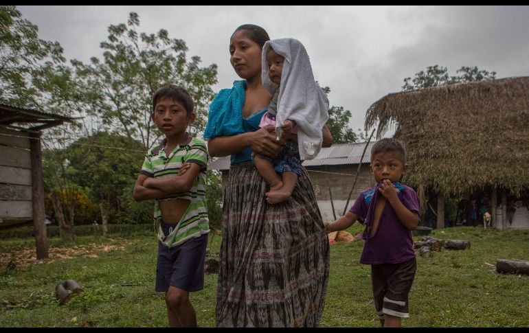 Claudia, de 27 años, con sus tres hijos: Elvis Radamel Aquiles (d), de 5, Angela Surely Mariela, de 6 meses, y Abdel Johnatan Domingo, de 9. El esposo 