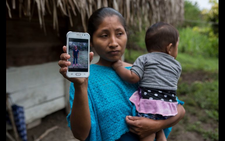 Claudia Maquín muestra una foto de su hija Jakelin Amei Rosmery Caal Maquín, la niña guatemalteca de 7 años que murió en Estados Unidos tras ser detenida junto a un grupo de migrantes en la frontera, desde la población de San Antonio Secortez, Guatemala.