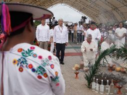 El ritual de los pueblos originarios a la Madre Tierra para la anuencia del Tren Maya fue encabezada por el Presidente López Obrador. AFP/D. Aguilar
