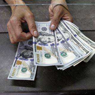 Dólar retrocede, se vende hasta 20.55 pesos en bancos