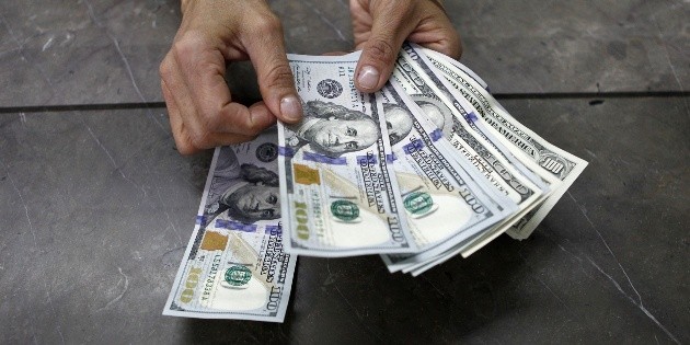 D&oacute;lar retrocede, se vende hasta 20.55 pesos en bancos