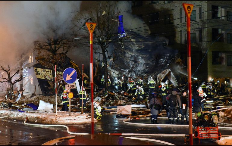 La detonación, que dañó además edificios a más de 100 metros de distancia, ocurrió el domingo por la noche alrededor de las 20:30 horas locales, causando un enorme incendio. EFE / J. Press