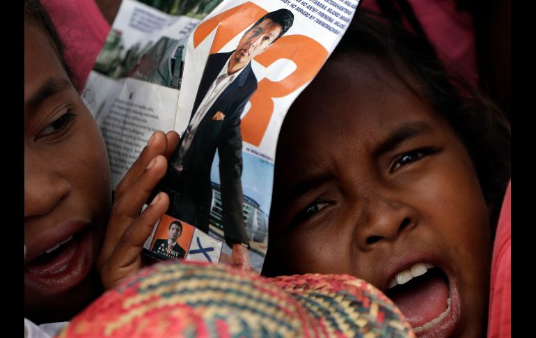 Una joven asiste a un mitin del candidato presidencial  Andry Rajoelina en Antananarivo, Madagascar. AP/T. Hadebe