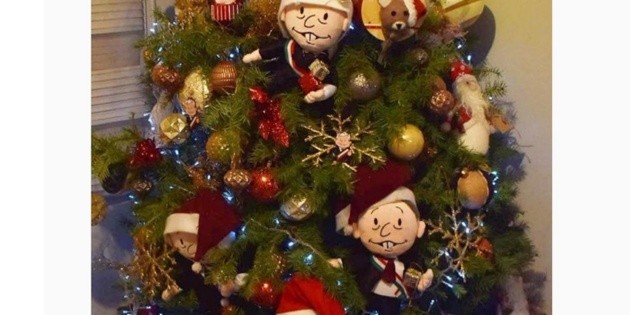 Beatriz Guti&eacute;rrez presume &aacute;rbol navide&ntilde;o adornado con mu&ntilde;ecos de AMLO