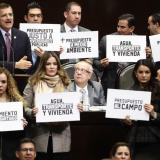 Protestan diputados de oposición en la tribuna por Presupuesto 2019