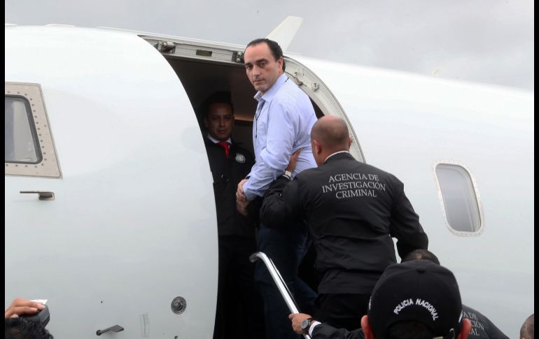 Panamá entregó el 4 de enero al ex gobernador de Quintana Roo, Roberto Borge (c), al Gobierno de México como parte del proceso de extradición. En la imagen, previo a la salida del aeropuerto de ciudad de Panamá. AFP/R. Arangua