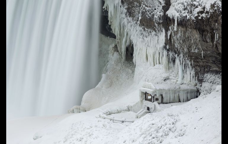 Un observatorio en la base de las cataratas del Niágara cubierta de hielo, en la ciudad canadiense de Niagara Falls, el  9 de enero. Un 