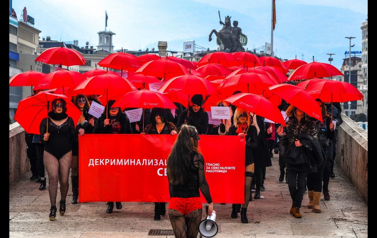 Trabajadoras sexuales llevan paraguas rojos mientras marchan con motivo del Día Internacional para Eliminar la Violencia contra las Trabajadoras Sexuales, en Skopje, Macedonia. EFE/G. Licovski
