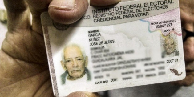Comisi&oacute;n del INE avala propuesta para nueva credencial de elector