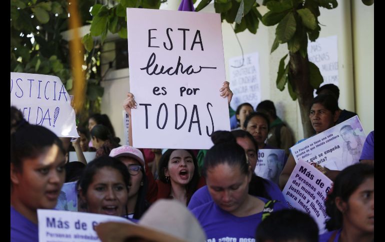 Colectivos feministas y proaborto de El Salvador han sostenido una lucha exigiendo la libertad de joven, y aseguran que ella es una de las tantas víctimas de la injusticia social que impera en el país. EFE / R. Sura