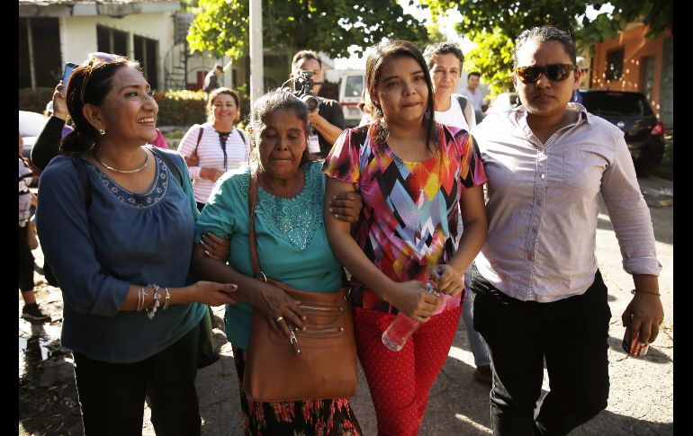 Imelda Cortez, segunda de derecha a izquierda, fue puesta en libertad luego de permanecer en prisión un año y siete meses. EFE / R. Sura