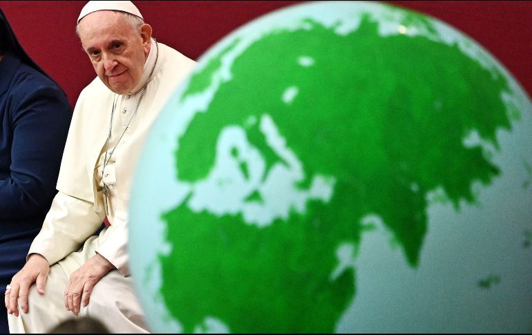 El Papa se dice convencido de que la buena política es aquella al servicio de la paz, aquella que respeta y promueve los derechos fundamentales de todos. AFP / V. Pinto