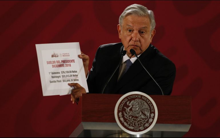 López Obrador ya cobró su primera quincena por 76 mil 159 pesos de ingreso neto, pero adelanta que regresó 22 mil 313 pesos porque el cálculo de su salario se hizo con la antigua Ley de Remuneraciones. NTX / O. Ramírez
