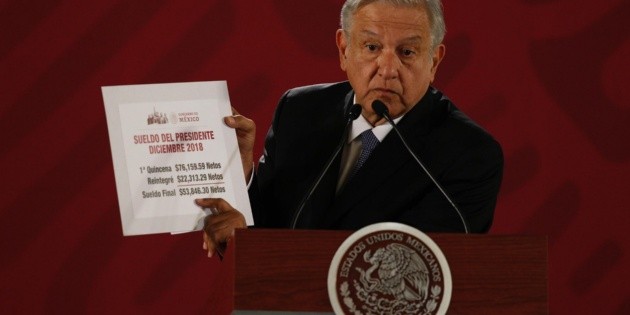 L&oacute;pez Obrador cobra su primera quincena y devuelve 22 mil 313 pesos
