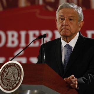 López Obrador rechaza ser ''fifí'' por usar traje