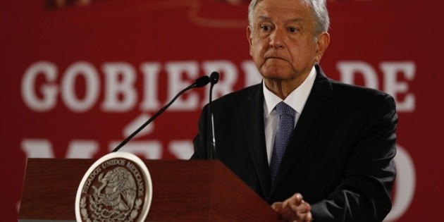 L&oacute;pez Obrador rechaza ser ''fif&iacute;'' por usar traje