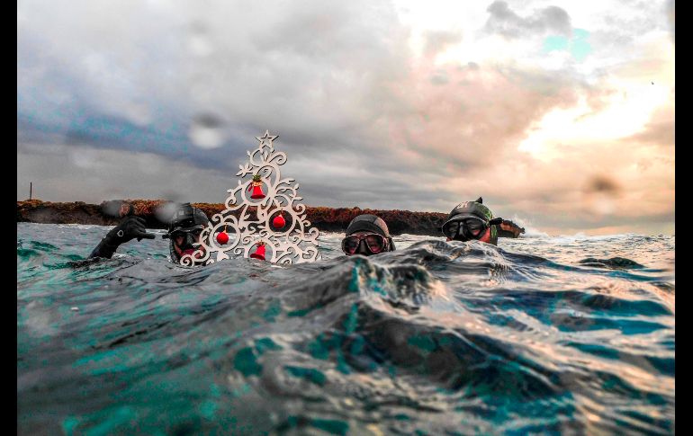 Buzos se preparan para colocar un ornamento navideño en el lecho marino, junto a la costa de Trípoli, Líbano. AFP/I. Chalhoub