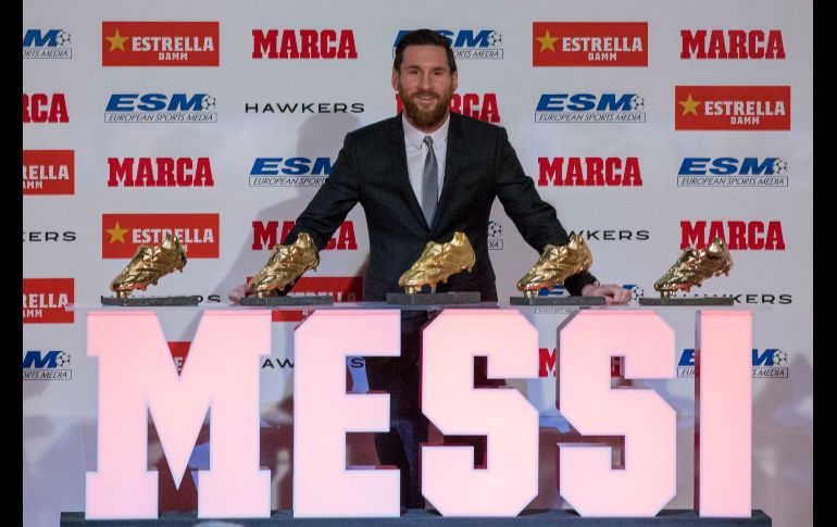 El argentino Lionel Messi, del Barcelona, posa para los medios tras recibir su quinta Bota de Oro en Barcelona, España. AP/J. Monfort