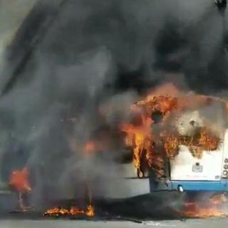 Se incendia camión de transporte público en Tlajomulco