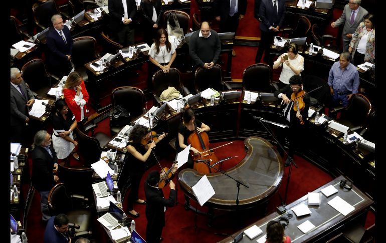 Un grupo de músicos toca durante un sesión, en Buenos Aires, del Congreso argentino que debate el proyecto de ley que busca agravar las penas de los actos de violencia que se cometan en los estadios de futbol y el que prevé la creación del 