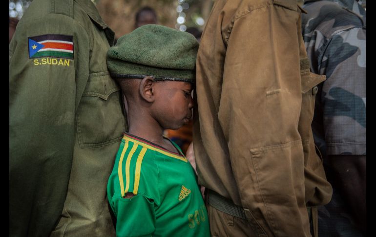 Niños soldados recién liberados hacen fila para registrarse, durante una ceremonia de liberación en Yambio, Sudán del Sur, el 7 de febrero. AFP/S. Glinski