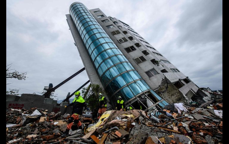 Rescatistas salen del edificio Yun Tsui en Hualien, Taiwán. Un sismo de magnitud 6.4 azotó la ciudad el 6 de febrero. AFP/A. Wallace