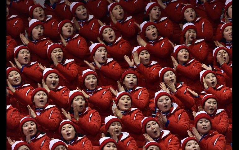 Porristas norcoreanas animan a la pareja que compite en la prueba de patinaje artístico en los Juegos Olímpicos de Invierno en Gangneung, Corea del Sur, el 15 de febrero. AFP/A. Messinis
