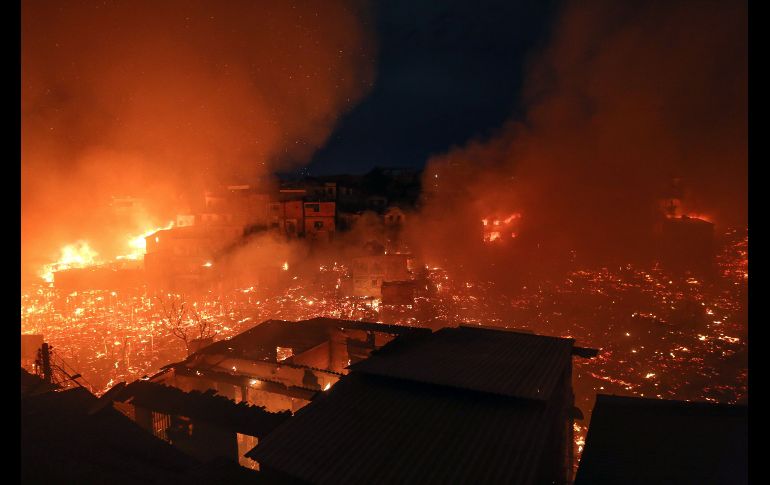 El fuego desatado anoche arrasó con al menos 600 viviendas.