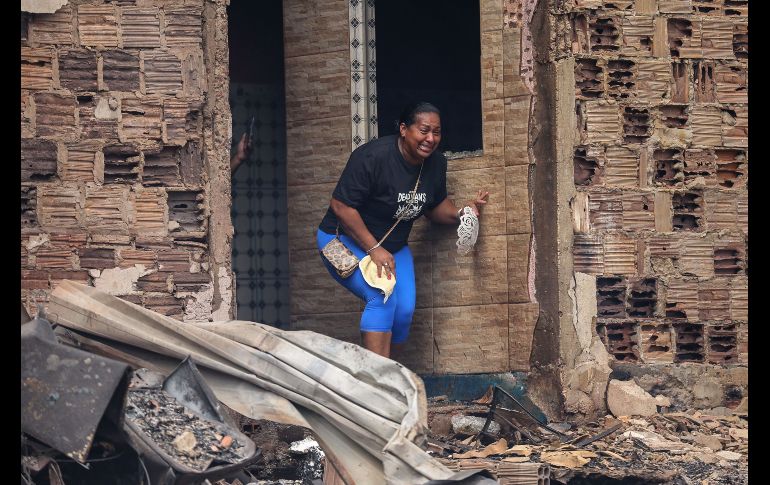 Una mujer reacciona tras ver su casa en escombros.