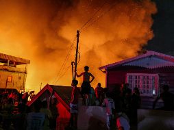 Los bomberos tuvieron dificultad en abrirse paso por las calles estrechas de la zona y debieron usarse camiones de remolque para sacar del camino a coches estacionados. EFE/  M. Sayao