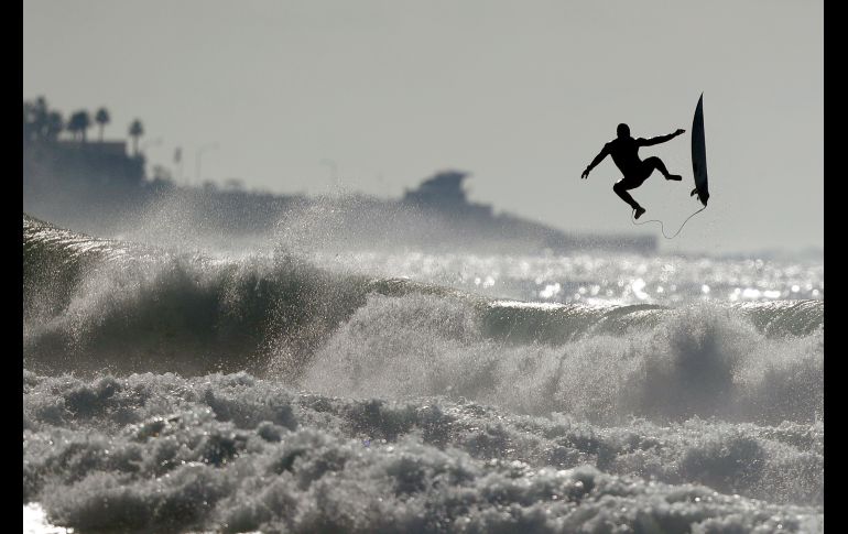 Un hombre practica surf en San Diego, California, en una jornada en que autoridades locales advirtieron de corrientes peligrosas a lo largo de las playas. AP/G. Bull
