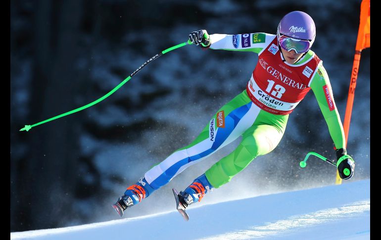 Ilka Stuhec, de Eslovenia, compite en la Copa Mundial de esquí en Val Gardena, Italia. AP/M. Trovati