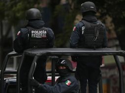 Elementos de la Policía Federal realizan la inspección al automotor y aseguran un contenedor artesanal con aproximadamente nueve mil litros de hidrocarburo. EL INFORMADOR / ARCHIVO