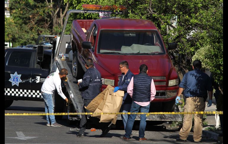 La remoción de un pick up donde se encontraron ocho cuerpos abandonados en la colonia Morelos de Guadalajara, el 6 de marzo. AFP/U. Ruiz